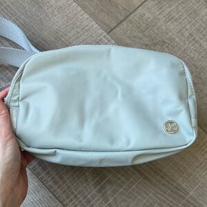 Lululemon Everywhere Belt Bag in Silver Drop